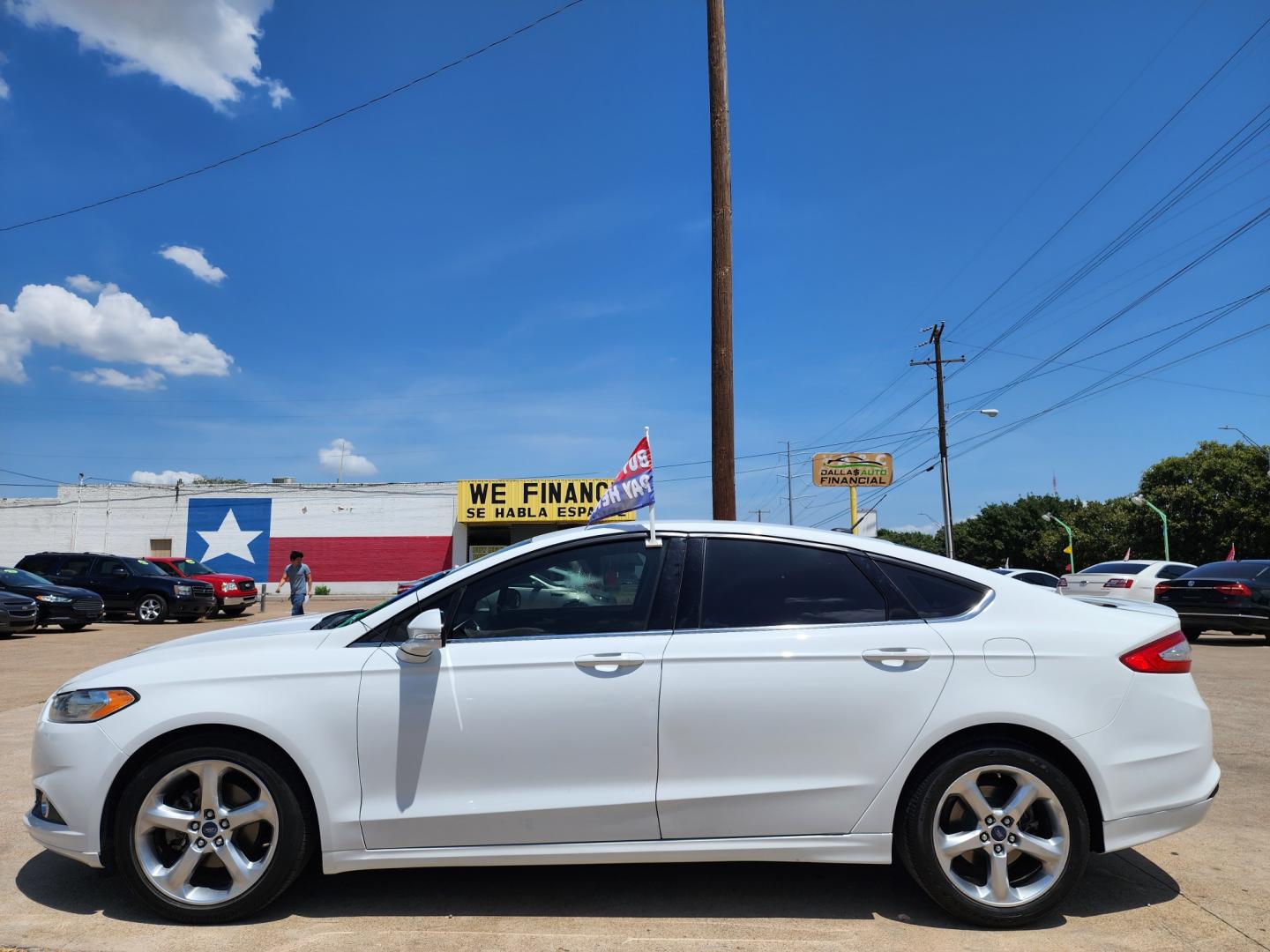 2016 WHITE /BLACK FORD FUSION SE SE ECOBOOST (3FA6P0HD5GR) , AUTO transmission, located at 2660 S.Garland Avenue, Garland, TX, 75041, (469) 298-3118, 32.885551, -96.655602 - Welcome to DallasAutos4Less, one of the Premier BUY HERE PAY HERE Dealers in the North Dallas Area. We specialize in financing to people with NO CREDIT or BAD CREDIT. We need proof of income, proof of residence, and a ID. Come buy your new car from us today!! This is a Super Clean 2016 FORD FUSIO - Photo#6